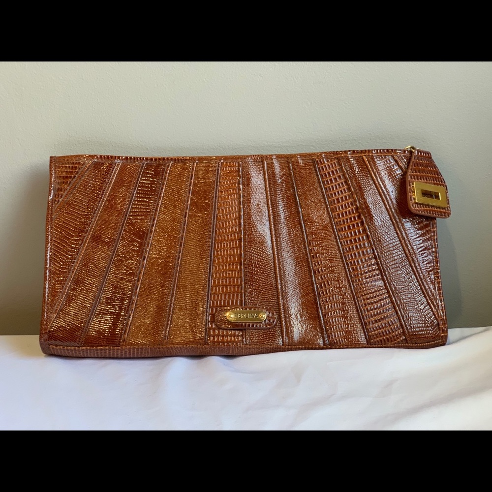 Perlina clutch with locking zipper in chestnut